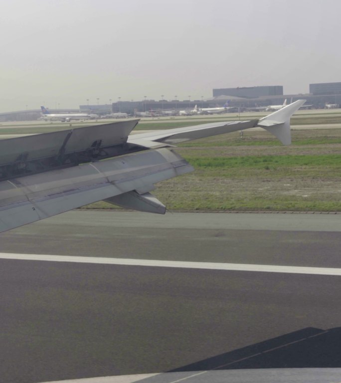 飞机准备降落在跑道滑行