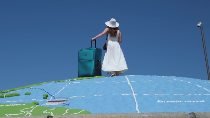 女旅客拖着箱子走着，手里拿着护照和登机牌。背景天空和飞机