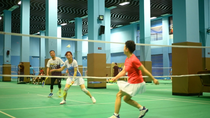 羽毛球馆休闲健身羽毛球教学练习锻炼运动