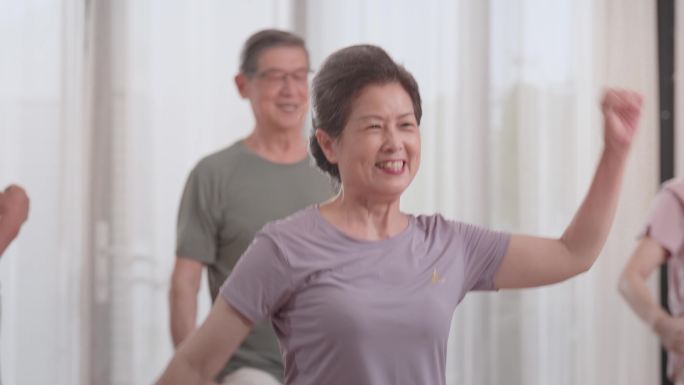 老人锻炼散步