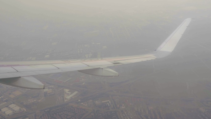 客机在云端飞行