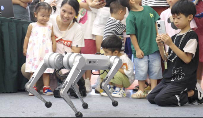 孩子和机器人  人工智能 机器人大赛