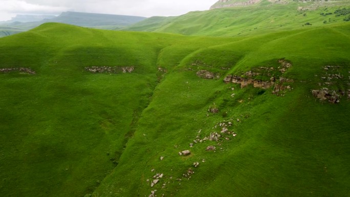 连绵起伏的青山和茂密的森林在山区鸟瞰图。