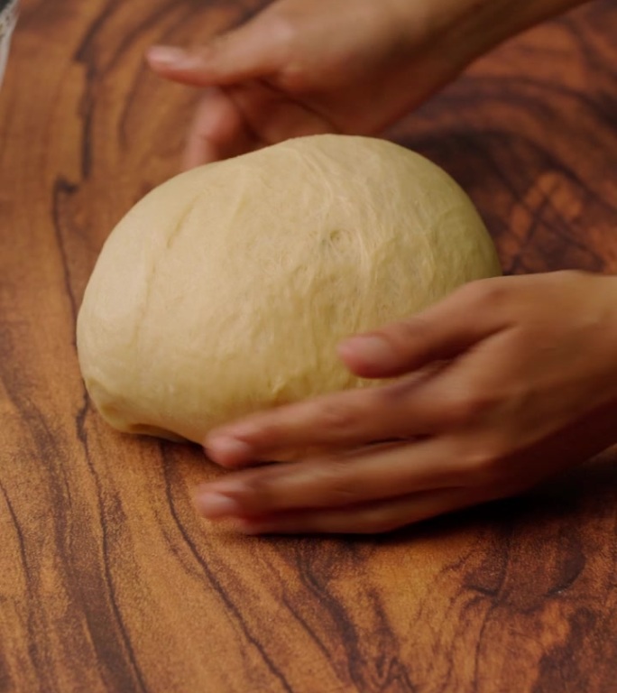 垂直烘焙视频，滚动酵母面团做面包