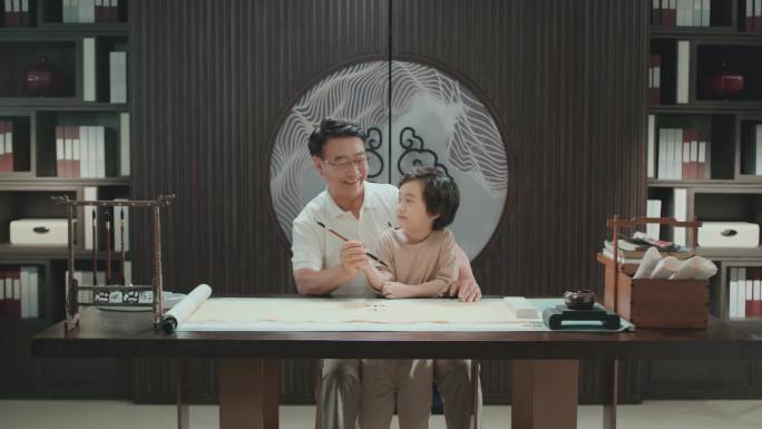 爷爷教孙子写毛笔字