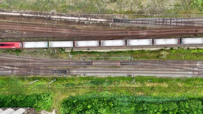 无人机拍摄的铁路在一个城市的老工业部分在夏季阴天