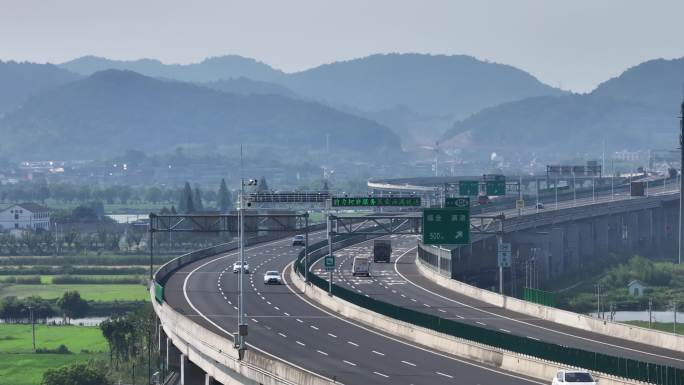 智慧高速公路视频监控智能摄像头一杆多挂