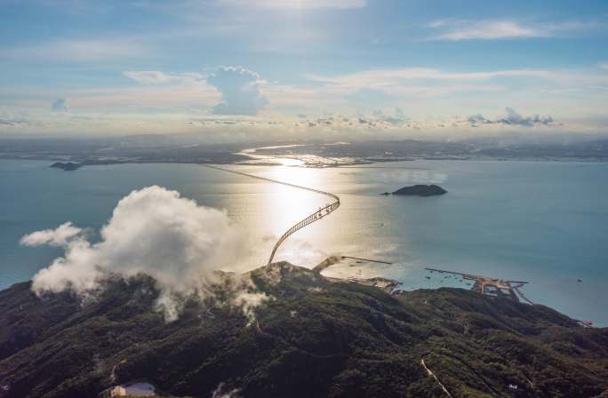 壮丽海湾大桥云雾景观蜿蜒跨海大桥日出航拍