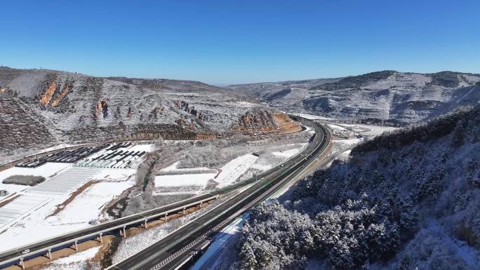 下雪后的高速公路航拍