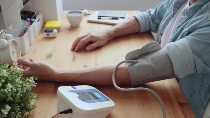 侧视图男性血压测试用于家庭健康监测或医学测试