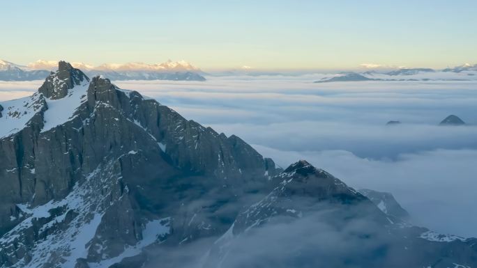 巍峨挺拔的雪山