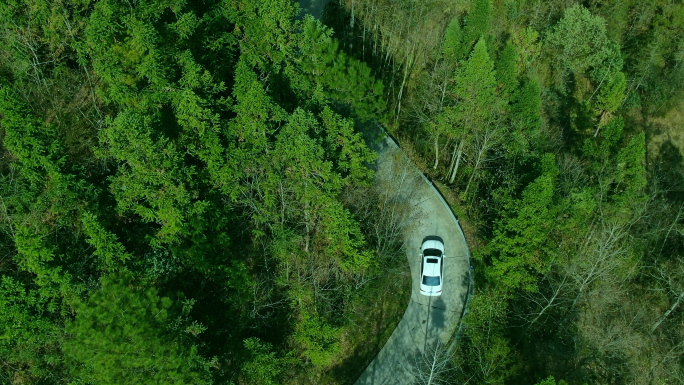 执法工作车行驶大山崎岖陡峭的山区公路山路