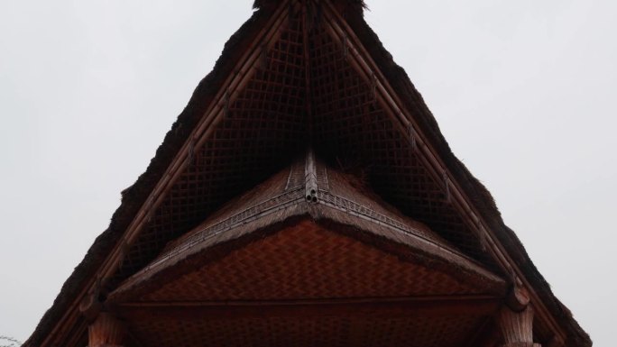 艺术乡村部落传统的家，竹枝和泥在村里的一天