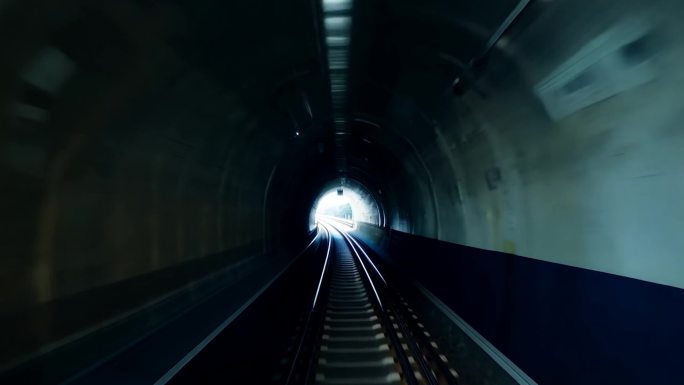 列车穿过狭长的隧道