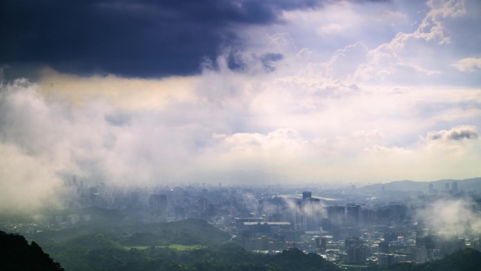 夏雨过后，眺望黄昏时分的城市。