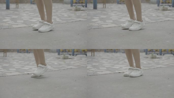 小女孩跳绳
