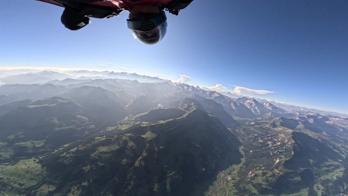 翼装飞行员翱翔于山景之上