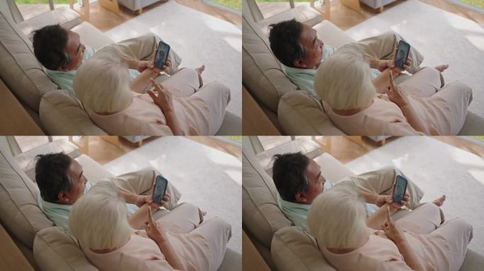 老夫妇在家视频聊天