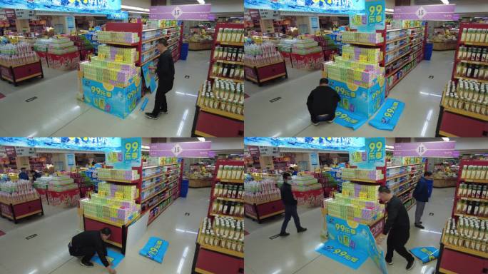 工人在超市安装广告物料延时摄影