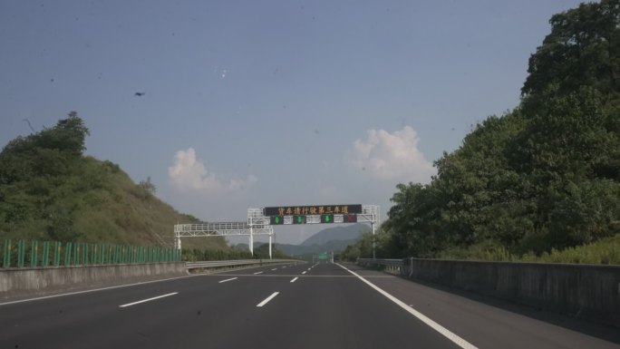 高速公路车辆行驶车道级电子显示屏实拍素材