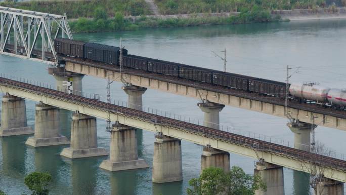 火车 高铁  老火车  高铁  绿皮火车