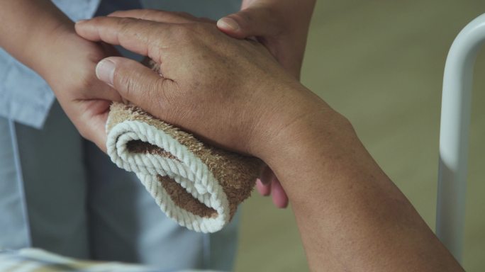 临终关怀擦手按摩盖被量血压