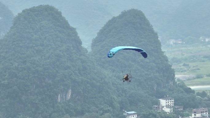 航拍桂林阳朔动力滑翔伞飞行过程