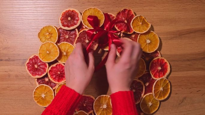 3 .女士用干橙子和葡萄柚系圣诞丝带的DIY过程。系列手工工艺指导。零废环保寒假装饰