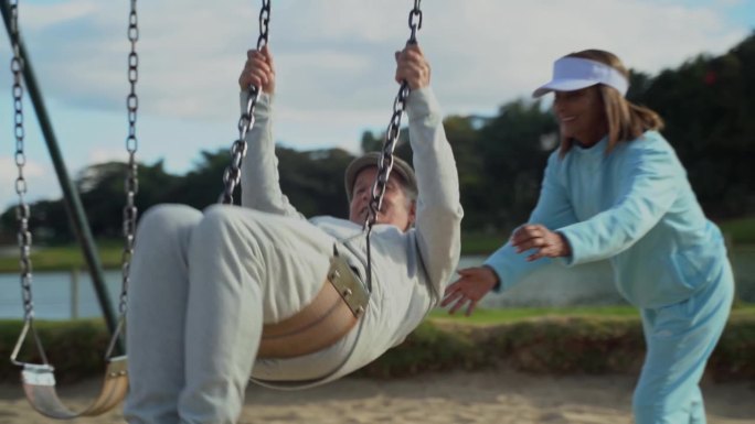 爷爷奶奶一起在公园里放风筝