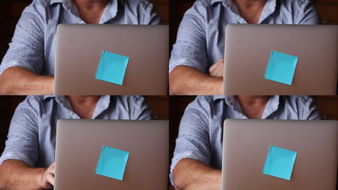 商人在笔记本电脑上使用蓝色音符