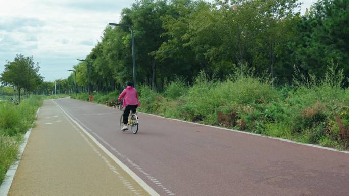 石家庄滹沱河健身步道环城绿道红衣女骑行