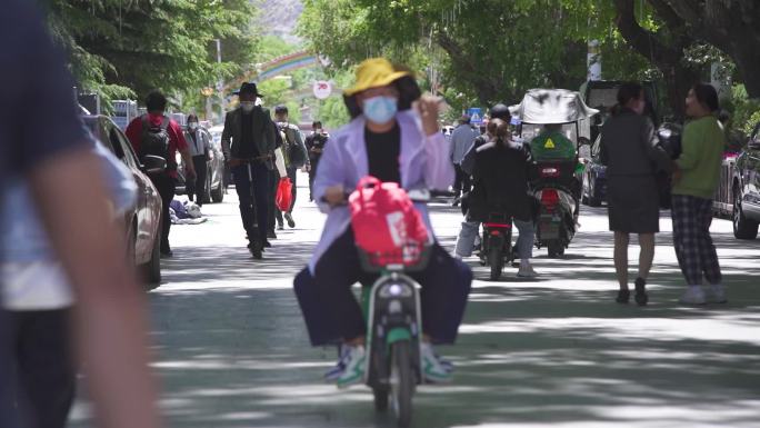 人行横道 忙碌路标勤者 拥挤林荫街道