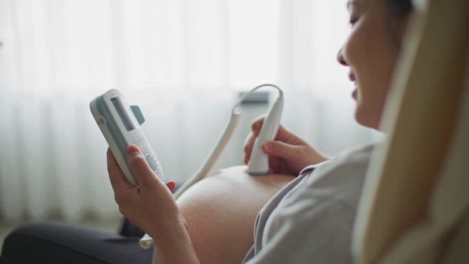 孕妇用她的心跳声听婴儿的心跳声
