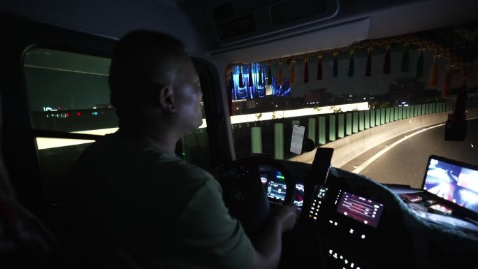 高速公路大货车司机连夜开车驾驶室实拍素材