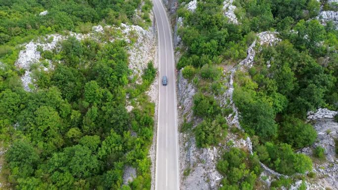 客货车在风景主要道路上穿过岩石山