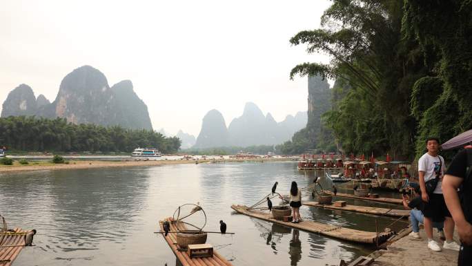 桂林阳朔漓江岸边拍照的游客