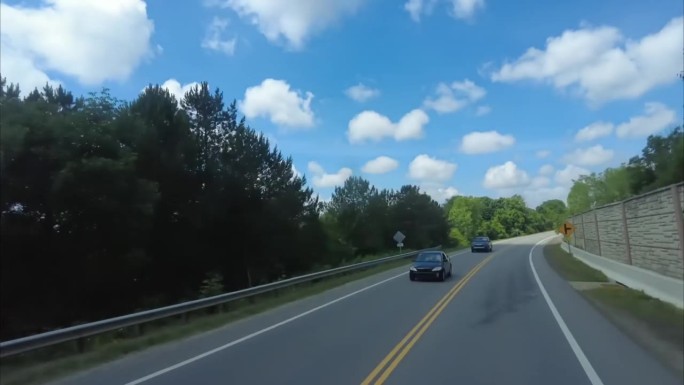 在高速公路上行驶