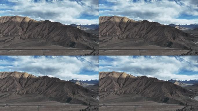 青藏高原昆仑山脉山谷中的青藏铁路和公路