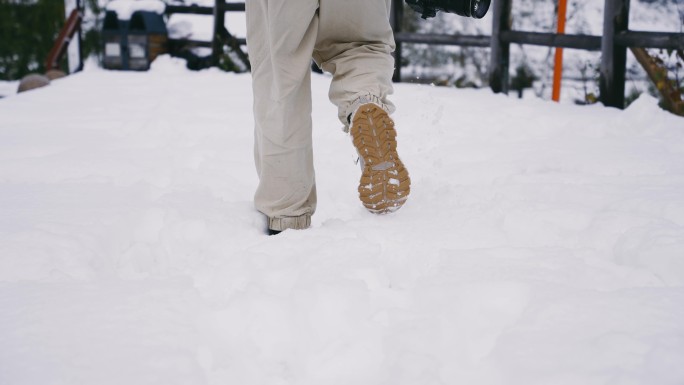 4K男子雪地上行走脚步特写