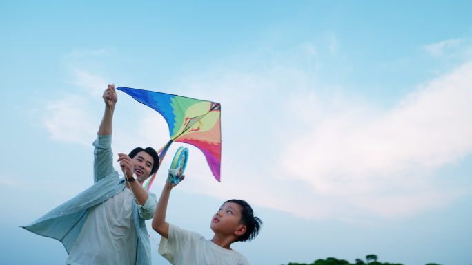 爸爸教孩子放风筝公园玩耍幸福父子情深亲子