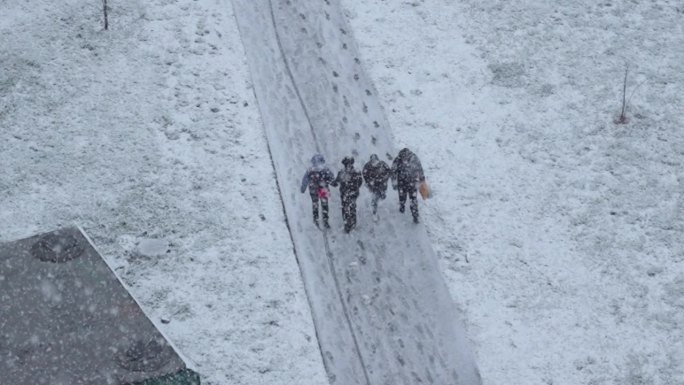 白雪皑皑的天空，白云和下面的冬季景观。这一幕捕捉到了冬季仙境中飞行的美丽。慢动作