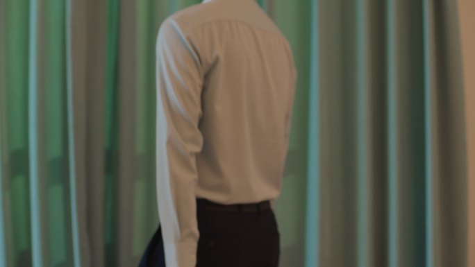 医院男性病人健康出院