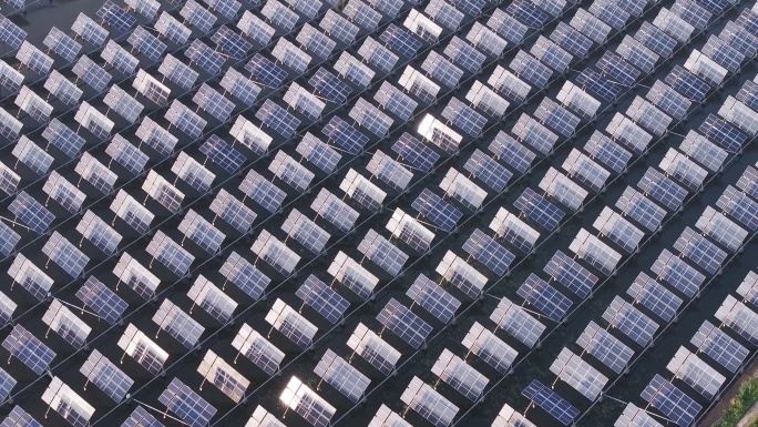 俯瞰光伏发电站光伏基地