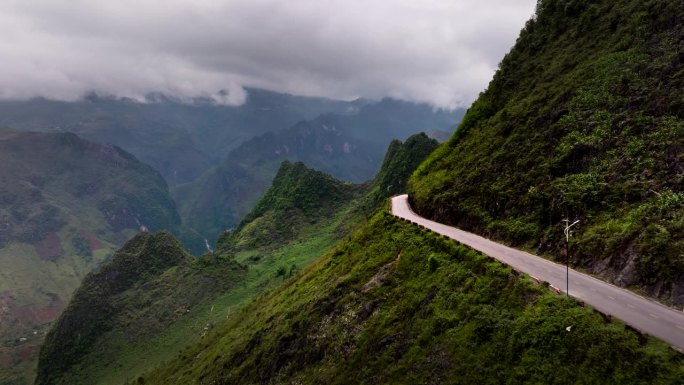 险峻的山路，我们勇敢地跨过，讲述着大自然不为人知的密码