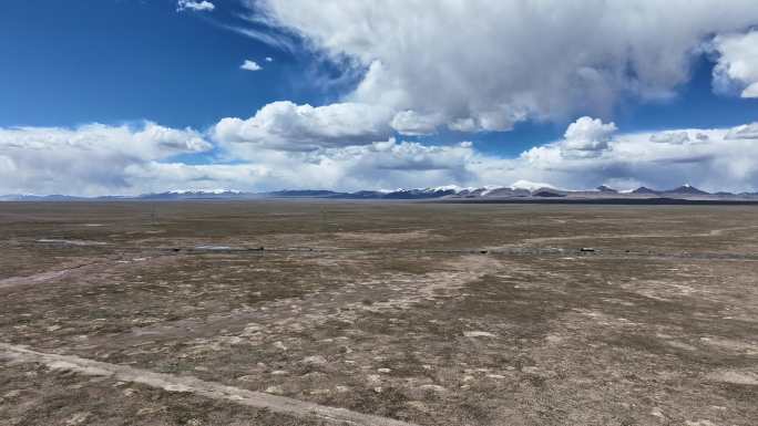 阳光下穿过可可西里无人区的青藏公路