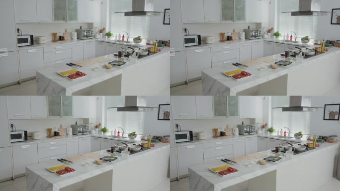 柜台上的食物准备在厨房烹饪，没有人
