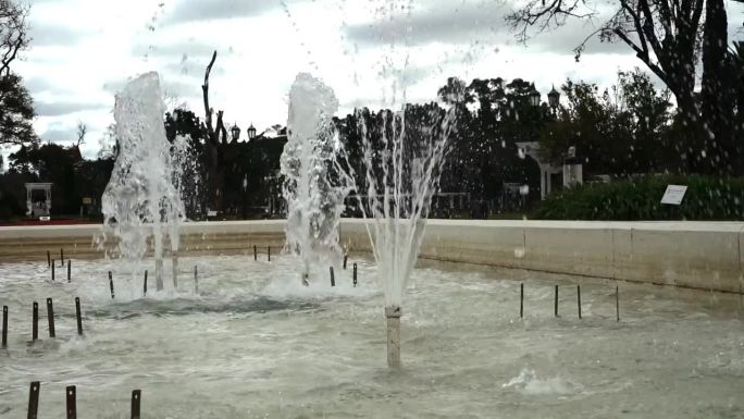 公园里一个简单的活动喷泉，用慢动作溅起水花。
