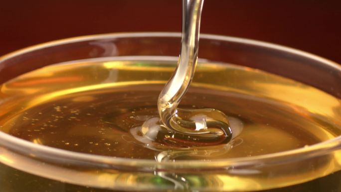 蜂蜜滴在杯里升格