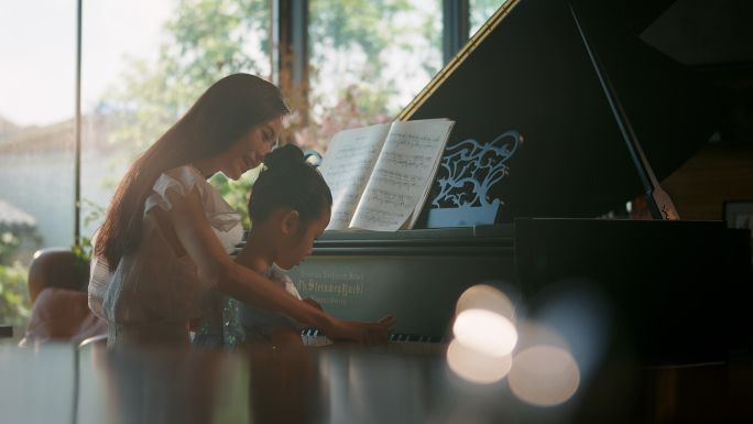 小女孩弹钢琴小朋友儿童学习钢琴妈妈教钢琴