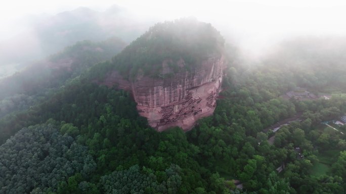 云海下的麦积山石窟